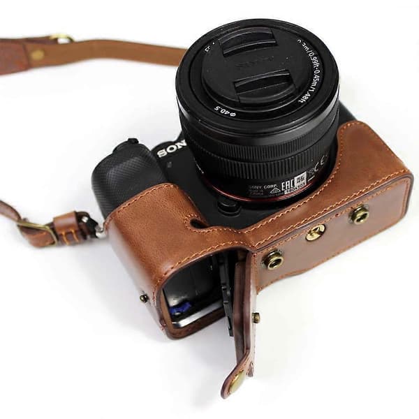 Q2W PU Lær Halvt Kameraveske Deksel for Sony A7C Kamera - Kaffe