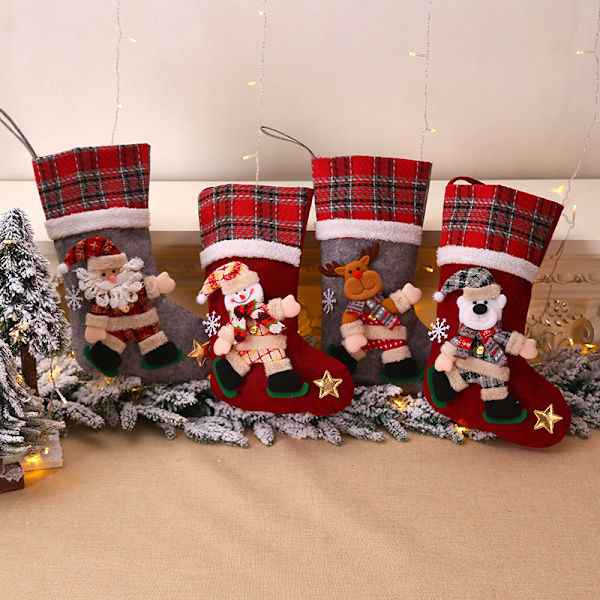 4-pack 16 tum julstrumpor med snöflinga, tomte, snögubbe, ren och plyschfåll i konstpäls - Familjepaket strumpor