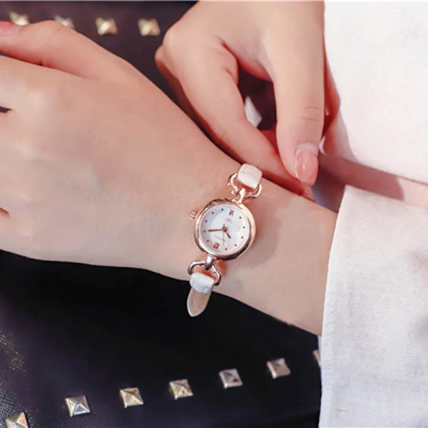Kvinnor Tjej Enkel Quartz Watch PU Läderrem Mini Thin Dial Klockor SUB Rea White