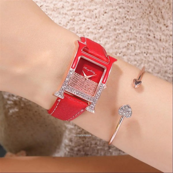 Rektangel Elegant Kvinnor 2022 Modeklockor Diamant Lyx Läder Dam Quartz Watch Kvaliteter Kristallurtavla Kvinnlig klocka Red