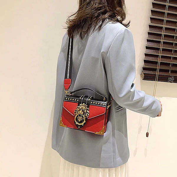 Handväskor för kvinnligt mode Lyxiga flickor Crossbody-väskor Tote Kvinna Metall Lejonhuvud Märke Axelväska Mini fyrkantig budväska Red 20cm x 15cm x 6cm