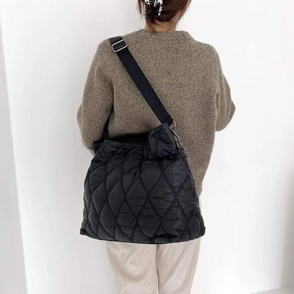 Casual Vadderad väska med stor kapacitet Handväskor Damer Designer Lingge Quiltade axelväskor Lyxig Nylon Sapce Crossbody-väska i bomull red