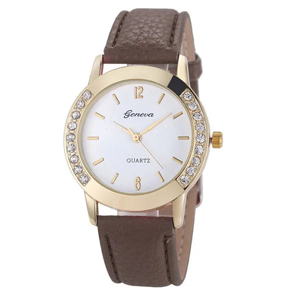 2022 Damklockor Populärt märke Geneva Klockor Mode Läderband Quartz Watch Dam Casual Utförsäljning 069884white