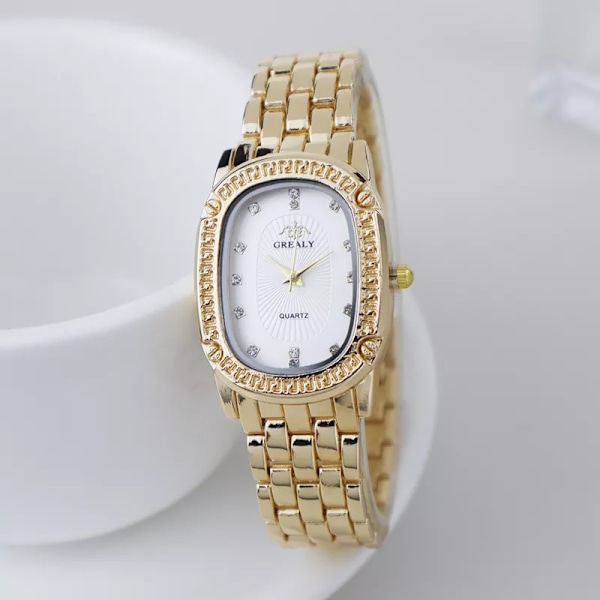 2022 Lyxmode Metal Band Klockor för kvinnor Märke Enkel Casual Oval Rhinestone Dam Quartz Armbandsur Half Gold White