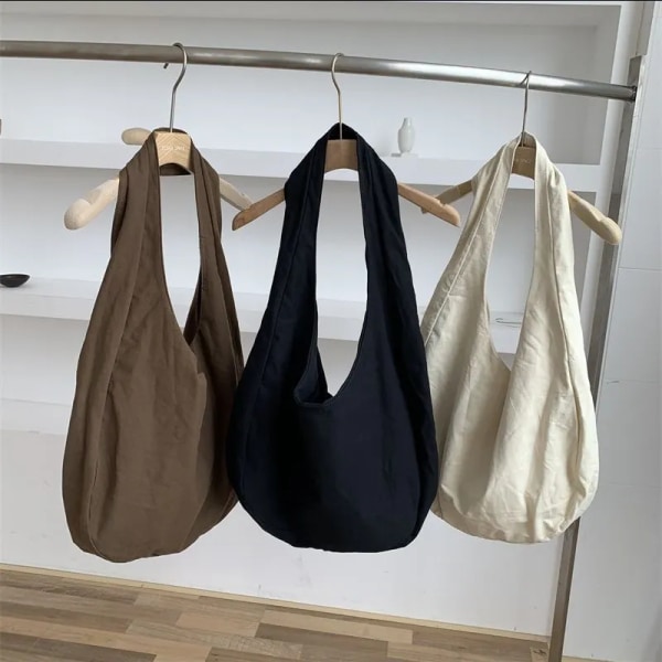 Kvinnor Canvas Crossbody-väska Oblique Cross Enkel ryggsäck Axelväska med stor kapacitet Retro Dumpling Hobos Bag Axelväska White