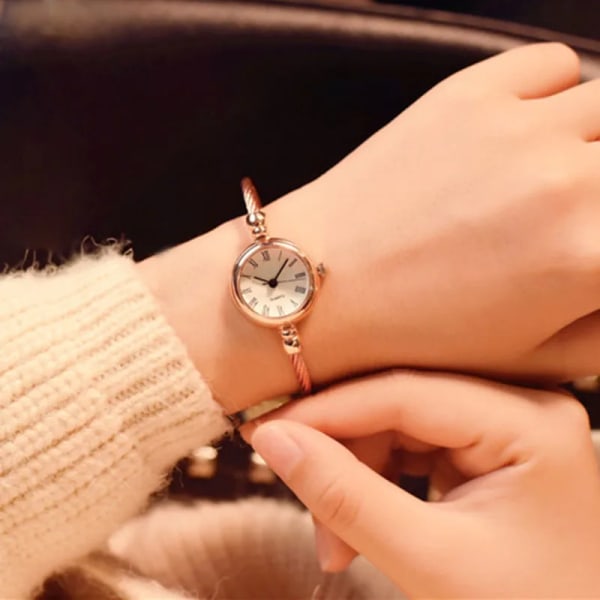 Litet guldarmband Lyxklockor i rostfritt stål retro damkvartsarmbandsur Mode Casual Watch Size 3