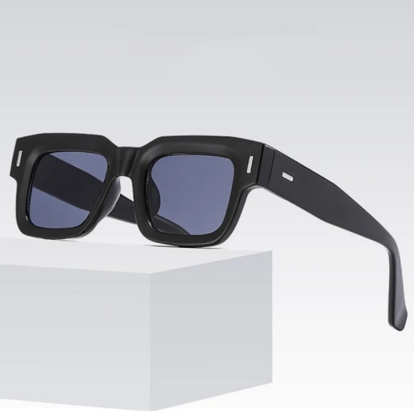 Nya retro grå fyrkantiga solglasögon för kvinnor män mode genomskinlig linsram Glasögon glasögon manliga nyanser UV400 nitar Gray Transparent As the picture