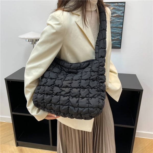 Mode Quiltad axelväska för kvinnor Designer veckad molnväska Mångsidig Lättvikt Stor kapacitet Crossbody-handväska Trend 5135 black (30cmMax Length50cm)