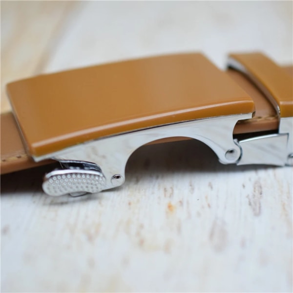Koläderbälte för män Svart/blått/vitt/brunt/rött Automatiskt spänne Designerbälte Moderiktigt byxbälte Lyxigt märkesbälte Brown 105CM