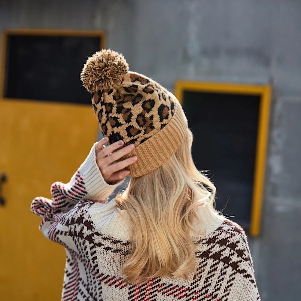 4-färgad stickad leopardmönstrad mössa med pompom - Trendig, varm och med pompomtryck - Vintermössa för kvinnor - Modepresent C