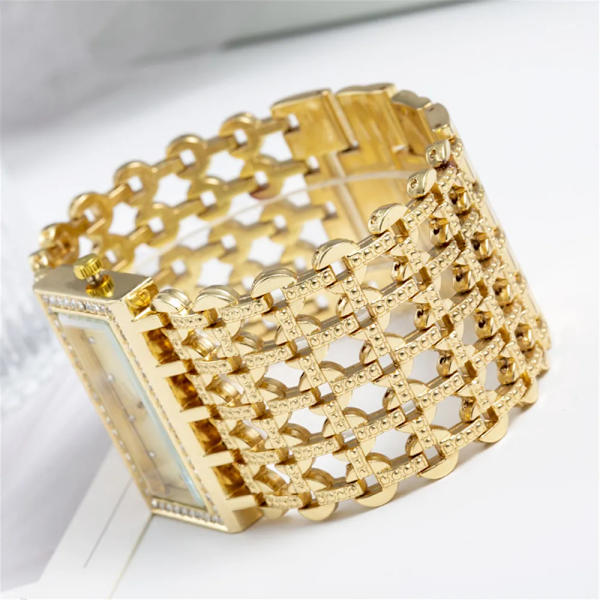 Lyxmode Damklockor Shining Dial Designkvaliteter Dam Quartz Armbandsur Diamond Square Kvinnlig Legering Armband Klocka gold