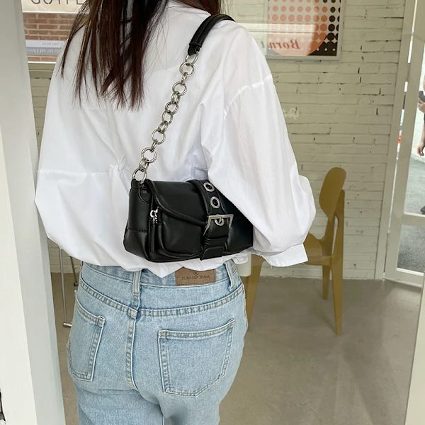 Retro Damkedja Liten axelväska Enfärgad PU-läder Underarmsväskor för dam Mode Armhålaväska för kvinnor Tote Handväska Handväskor Black 20x11cm