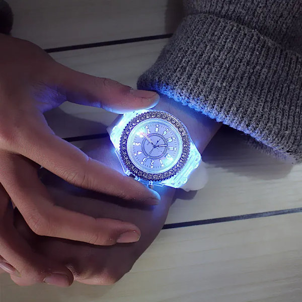 Kvinnor Blixt Lysande Flerfärgad Rhinestone LED watch Trender Studenter Älskare Gelé Kvinna Herrklockor Ljus Watch Black