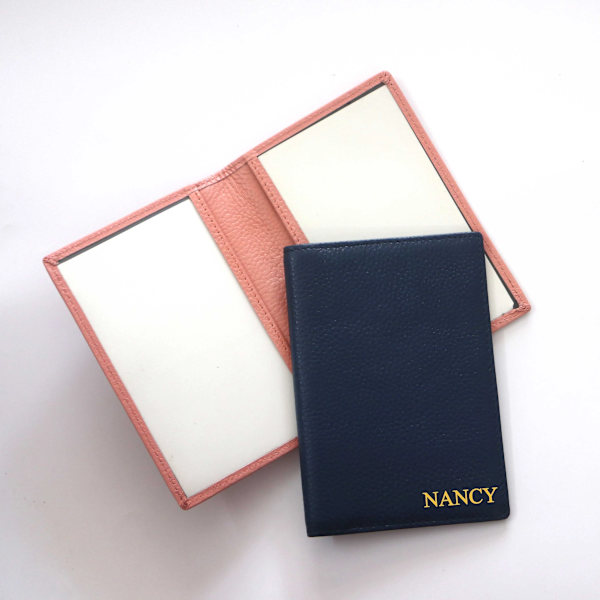 Gravera bokstäver Läder Cover Anpassat namn Mjuk kohud Resepasshållare Kvinnor Män Gör-det-själv-present Passfodral Case Royal blue
