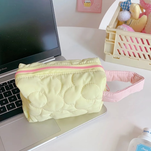 Ins New Koreansk Quilted Flower Kosmetikväskor Dam 2022 Mode Stor Kapacitet Bomullssmink Förvaringsväska Case för tjejer Yellow