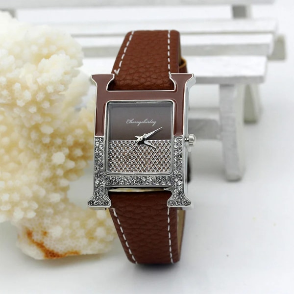 Casual kvinnlig fyrkantig armbandsur Läderfärg Rhinestone Designer Damklocka Dam Klänning Lyx Watch silver red