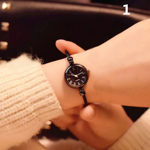 Litet guldarmband Lyxklockor i rostfritt stål retro damkvartsarmbandsur Mode Casual Watch Size 1