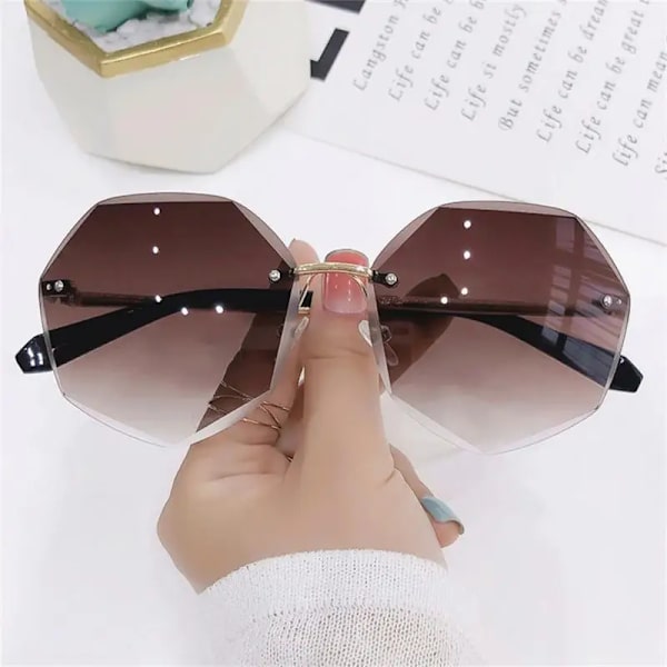 2023 Märke Mode Kvinnlig UV400 Tea Gradient Solglasögon Kvinnor Ocean Water Cut Trimmad lins Metall Böjda tempel Solglasögon 05 Glasses