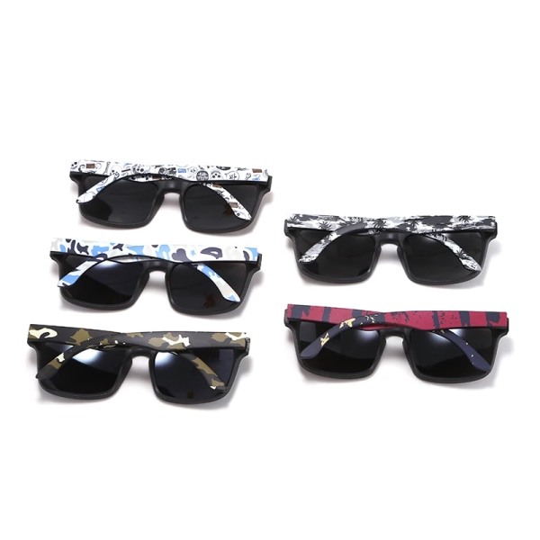 KDEAM iögonfallande funktion polariserade solglasögon för män Mattsvart rampassform. Måla tempel Play-Cool Solglasögon med case PRO-C10 Skull Zipper Case
