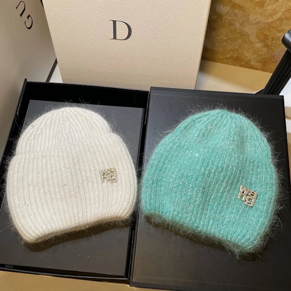 Ins Solid Shiny Color Beanies SkulliesLetter Kvinna Fluffig Vinterhatt För Matchande Varm Mjuk Present letter logo16