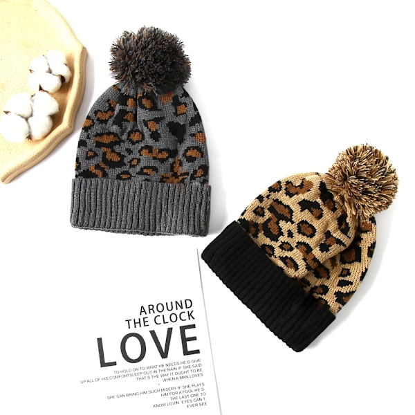4-färgad stickad leopardmönstrad mössa med pompom - Trendig, varm och med pompomtryck - Vintermössa för kvinnor - Modepresent C