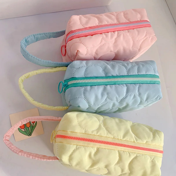 Ins New Koreansk Quilted Flower Kosmetikväskor Dam 2022 Mode Stor Kapacitet Bomullssmink Förvaringsväska Case för tjejer 1pcs colour random