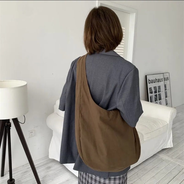 Kvinnor Canvas Crossbody-väska Oblique Cross Enkel ryggsäck Axelväska med stor kapacitet Retro Dumpling Hobos Bag Axelväska White