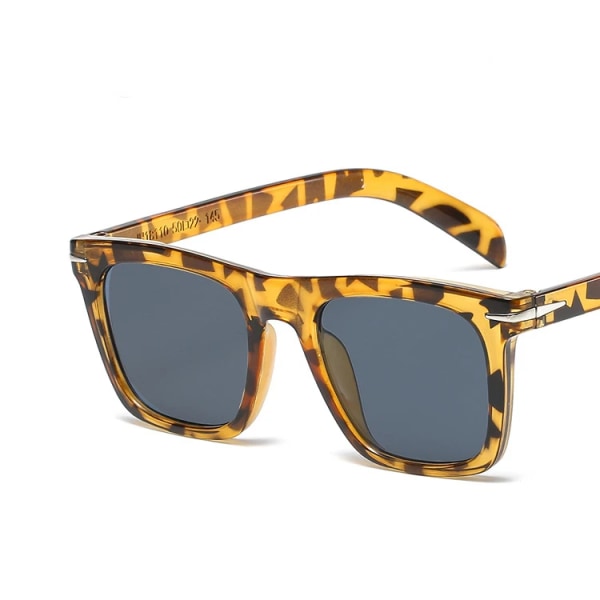 2022 klassiska fyrkantiga solglasögon för män Modemärke Designer Nit Retro Dam Solglasögon UV400 Beckham Style Driver Glasögon ins C5 As shows