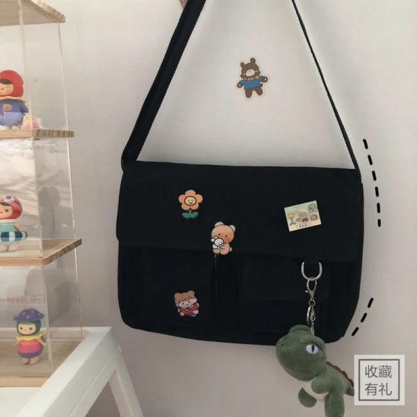 Canvasväska Enkel Kvinnor Crossbody-väska Ungdom Flickväskor Damväskor Casual Axelväskor Diagonal Messenger Skolväskor Handväskor 4 badge pendants Dinosaurs pendant
