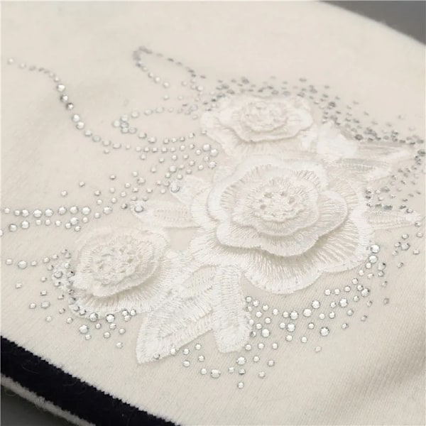Xthree Vintermössa för Kvinnor, Blank Rhinestone Cashmere Stickad Mössa med Pompom style 2 white
