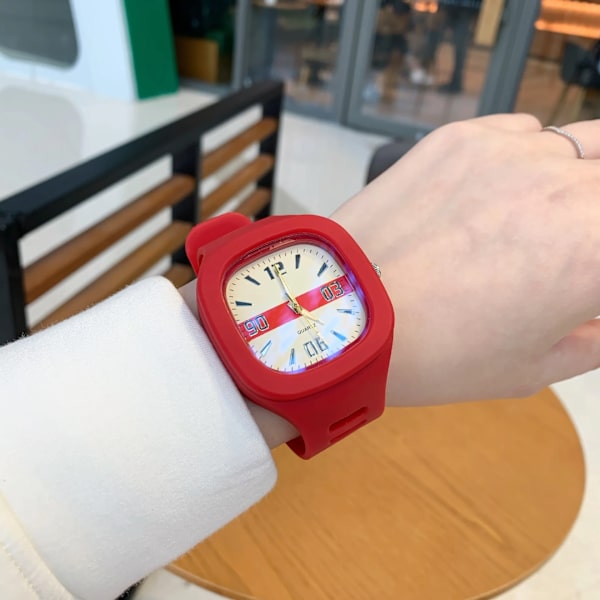 2022 Nytt mode enkla damklockor Watch Silikonarmband Quartz Watch för flicka Kvinnlig Relogio Feminino Zegarki Red