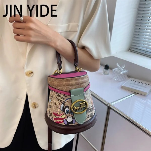 Märke Graffiti Hästskoväskor för kvinnor Högkvalitativt läderaxelväska Lyxiga plånböcker och handväskor Designer Crossbody-väska White Shoulder Bag 18.5X16X12cm