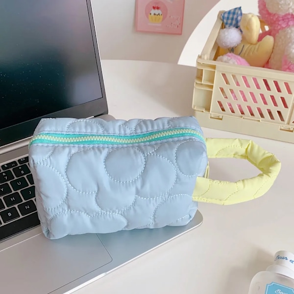 Ins New Koreansk Quilted Flower Kosmetikväskor Dam 2022 Mode Stor Kapacitet Bomullssmink Förvaringsväska Case för tjejer 1pcs colour random