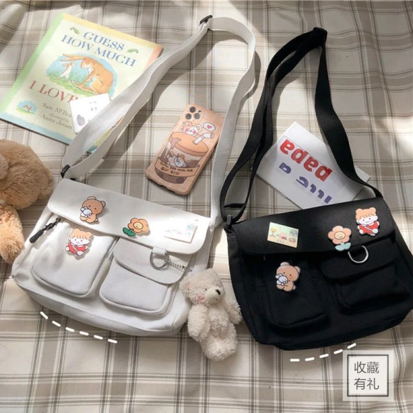 Canvasväska Enkel Kvinnor Crossbody-väska Ungdom Flickväskor Damväskor Casual Axelväskor Diagonal Messenger Skolväskor Handväskor 4 badge pendants Dinosaurs pendant