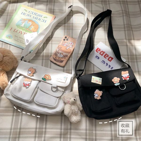Canvasväska Enkel Kvinnor Crossbody-väska Ungdom Flickväskor Damväskor Casual Axelväskor Diagonal Messenger Skolväskor Handväskor 4 badge pendants1 Bear pendant