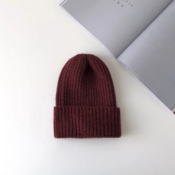 Ny SolidBeanie Stickad Varm Mjuk Trendig Vintermössa Enkel Koreansk Stil Kvinnor Casual Keps Elegant All-Match Beanie wine red