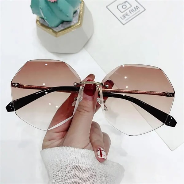 2023 Märke Mode Kvinnlig UV400 Tea Gradient Solglasögon Kvinnor Ocean Water Cut Trimmad lins Metall Böjda tempel Solglasögon 08 Glasses