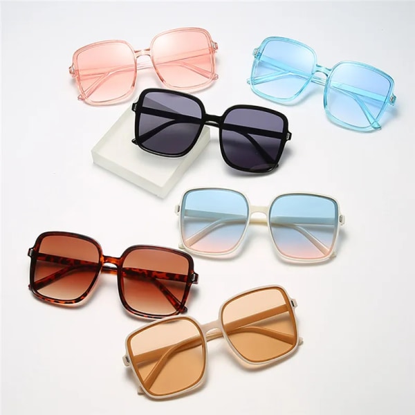 Modedesigner Kvinna Fyrkantiga Solglasögon Retro Vintage Gradient Solglasögon Kvinna Klar lins Svart Vit Oculos De Sol Black