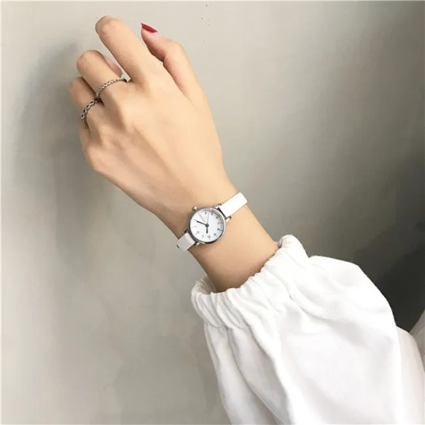 Enkel Retr Kvinnor Brun Vit Små Klockor Mångsidig Läderband med tunn band Dam Quartz Watch Armbandsur Klocka reloj mujer white