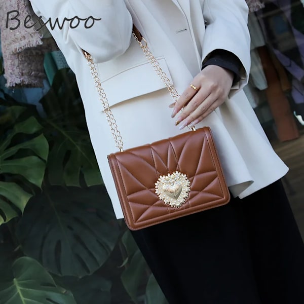 Damväska i västerländsk stil Kvalitetsläderaxelväskor för kvinnor Märke Messenge Retro Tråd Hjärta Kvinnlig Väska Kedja Fyrkantiga väskor Brown handbag