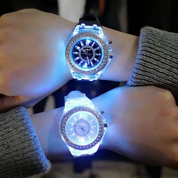 Kvinnor Blixt Lysande Flerfärgad Rhinestone LED watch Trender Studenter Älskare Gelé Kvinna Herrklockor Ljus Watch white