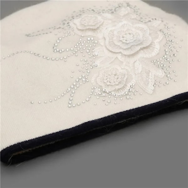 Xthree Vintermössa för Kvinnor, Blank Rhinestone Cashmere Stickad Mössa med Pompom style 2 white