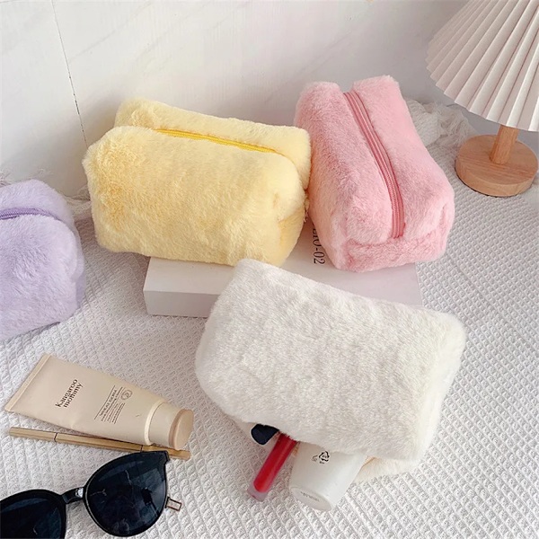Mjuk plysch sminkväska för kvinnor 2022 Vinter Ny fluffig kosmetisk smink Case Flickor Resor Toalettartiklar Organizer Handväska White 18cm x 10cm x 10cm