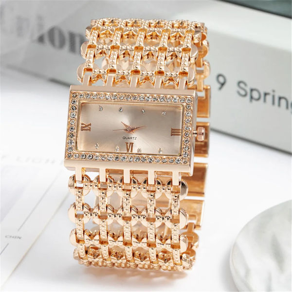 Lyxmode Damklockor Shining Dial Designkvaliteter Dam Quartz Armbandsur Diamond Square Kvinnlig Legering Armband Klocka silver