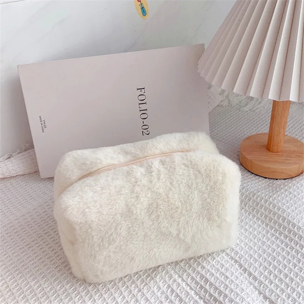 Mjuk plysch sminkväska för kvinnor 2022 Vinter Ny fluffig kosmetisk smink Case Flickor Resor Toalettartiklar Organizer Handväska White 18cm x 10cm x 10cm