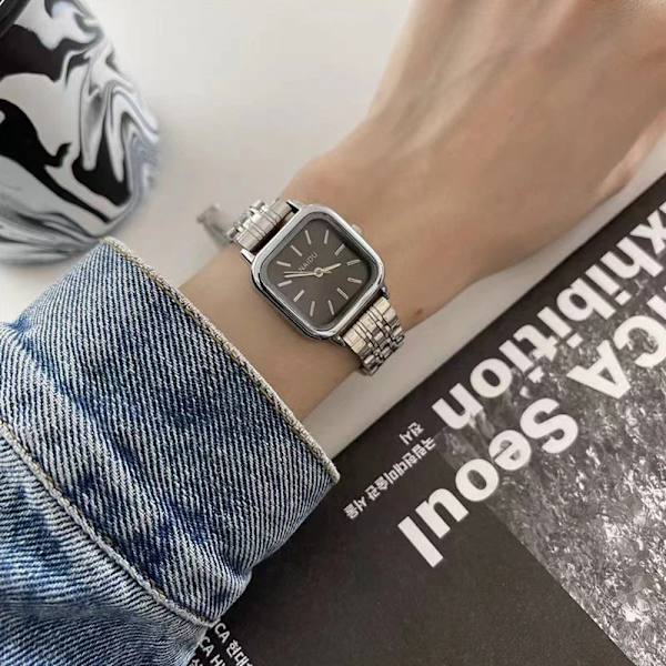 2022 Ny watch Dam Ins Style Kvinnor Nischdesign Enkel Temperament Vattentät Studenter Gymnasium Flickklockor F-O1