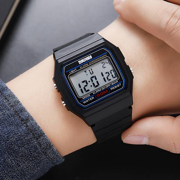 SKMEI 2042 Digitala Sportklockor Herr Utomhus 5Bar Vattentät Chrono Date Week Herr Armbandsur Military Clock reloj hombre Titanium