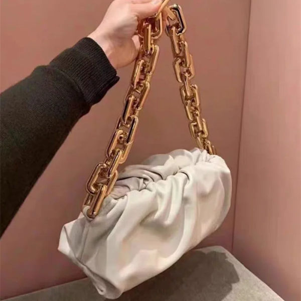 Retro Kvinnor Dumplings Messenger Bag Designerkedja Nytt mode Moln Kvinnlig Crossbody Axelväska Tide Handväska Clutchväska PE 28X17X9cm