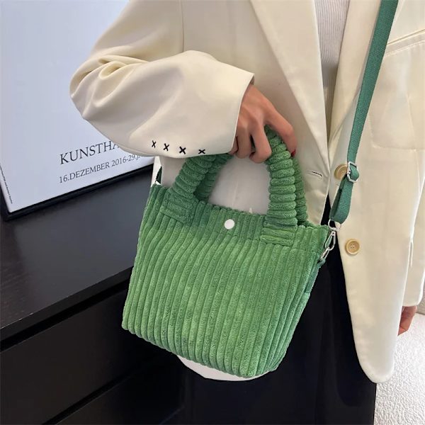 Mode manchesterväska för kvinnor Trend Nya handväskor Nisch Mångsidiga axelväskor med nylon Khaki 28x9.5x21cm