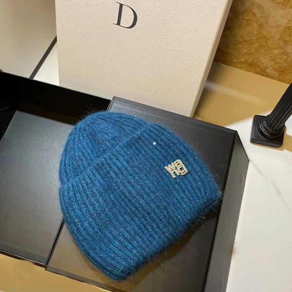 Ins Solid Shiny Color Beanies SkulliesLetter Kvinna Fluffig Vinterhatt För Matchande Varm Mjuk Present letter logo18